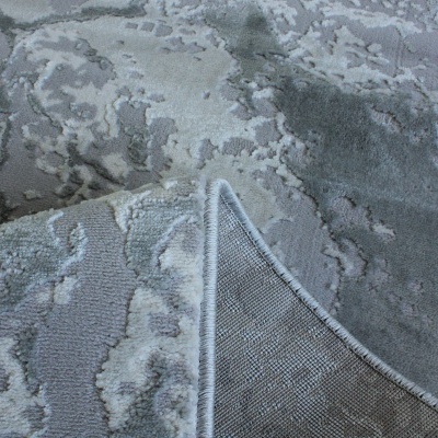 Tapete cinza e bege com padrão abstrato e textura felpuda