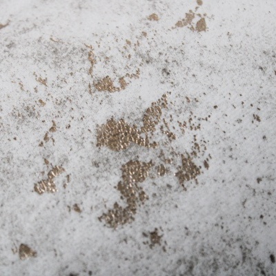 Textura branca com manchas douradas metalizadas irregulares