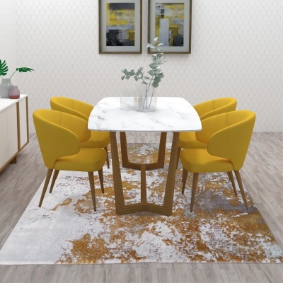 Mesa de jantar retangular branca em mármore com quatro cadeiras amarelas estofadas sobre tapete branco com padrão castanho, em piso de madeira clara