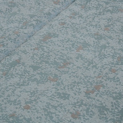 Tecido azul claro com padrão abstrato em tons brancos e castanhos