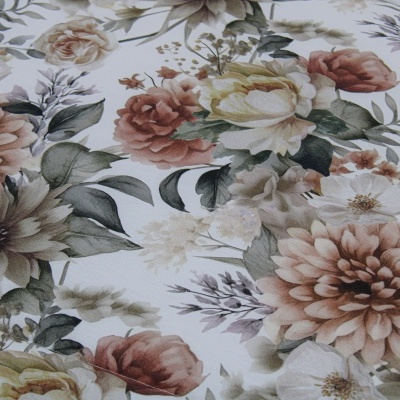 Tecido com padrão floral colorido em tons pastéis sobre fundo branco.