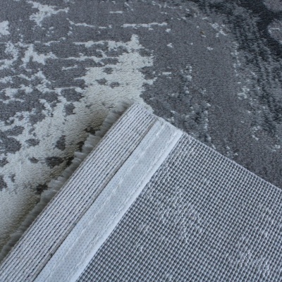 Tapete cinzento e branco com padrão abstrato e verso antiderrapante