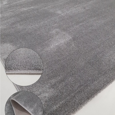 Tapete cinza de pelo alto com textura densa e macia sobre superfície branca