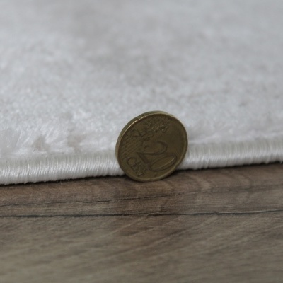 Tapete ou carpete branco com moeda de 20 Cêntimos de Euro para medir espessura