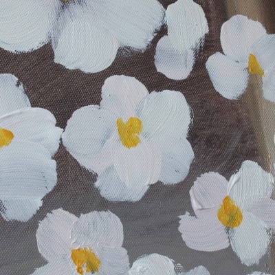 Pintura em tela com flores brancas com centros amarelos em fundo castanho.