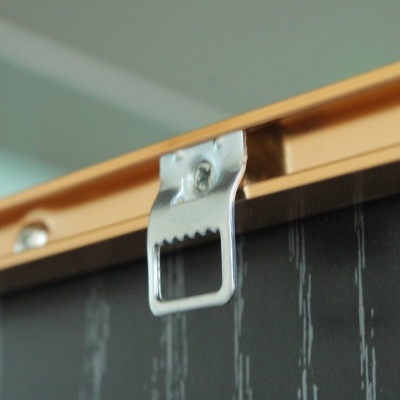 Suporte metálico prateado montado em moldura de madeira clara para pendurar na parede