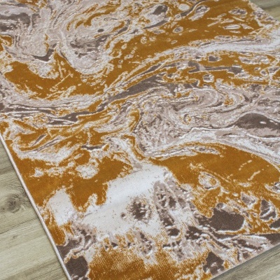 Tapete retangular com padrão abstrato em tons castanho, branco e ferrugem sobre pavimento de madeira