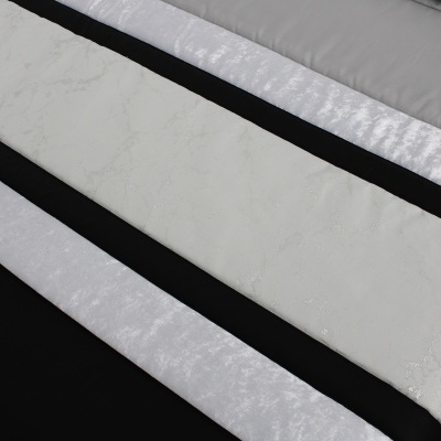 Colcha listrada em branco, preto e cinzento com padrão marmoreado