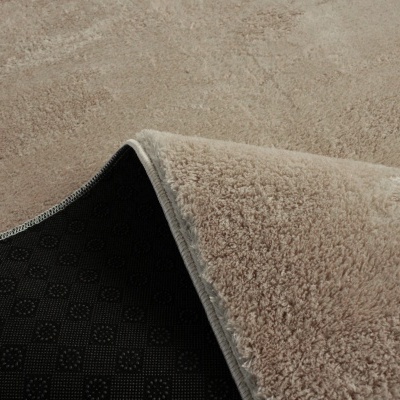 Tapete bege com parte inferior preta antiderrapante em chão bege