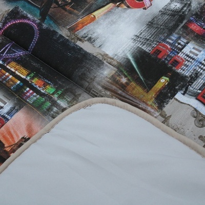 Cobertor com padrão urbano colorido e verso branco com borda bege