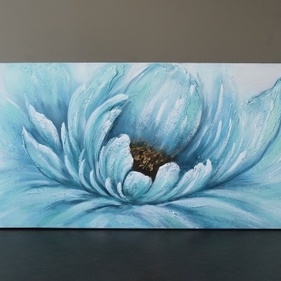 Pintura de flor azul com pétalas texturizadas e centro castanho em quadro retangular