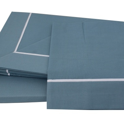 Conjunto de roupa de cama azul-acinzentado com risca branca, tecido liso