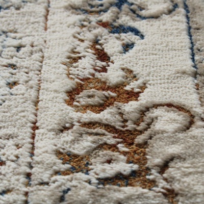 Tapete com padrão de textura felpuda em bege, castanho, azul e branco