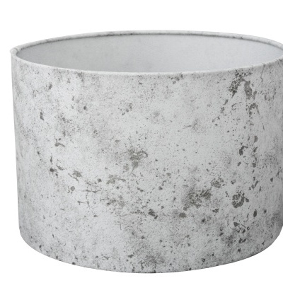 Vaso cilíndrico de cimento cinzento com textura rugosa e manchas escuras