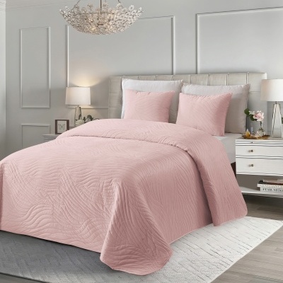 Colcha de cama rosa com textura acolchoada em quarto decorado