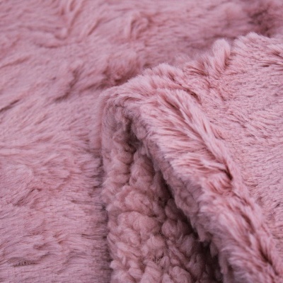 Tecido felpudo cor de rosa com textura macia dobrado.