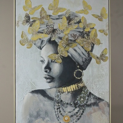 Quadro pintado de mulher com turbante e borboletas douradas.