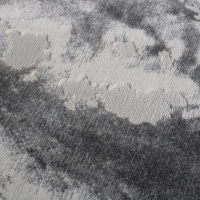 Tapete cinza e branco com padrão abstrato e textura felpuda