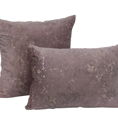 Conjunto de duas almofadas castanhas manchadas com textura aveludada sobre fundo branco