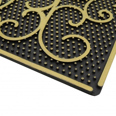 Tapete emborrachado preto com padrão de pinos e arabescos amarelos