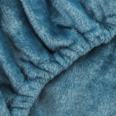 Tecido azul felpudo com textura macia e pregas