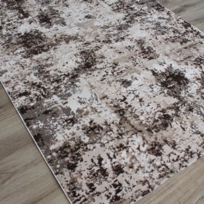 Tapete retangular com padrão abstrato em tons de bege, castanho e branco