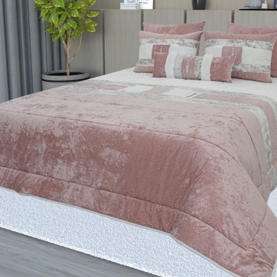 Conjunto de cama rosa e cinzento com almofadas decorativas e planta num quarto moderno