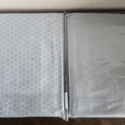 Duas capas protetoras transparentes para roupa, uma com padrão hexagonal e outra lisa.