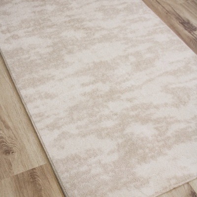 Tapete bege claro com padrão marmoreado em piso de madeira