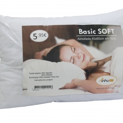 Almofada Basic SOFT em embalagem transparente com etiqueta e imagem de mulher a dormir.