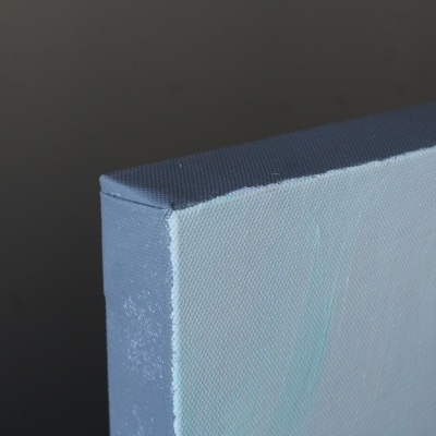 Tela pintada numa moldura com textura de tecido branca e azul clara