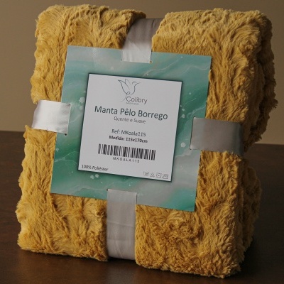 Manta de pelo borrego amarelo mostarda com etiqueta informativa