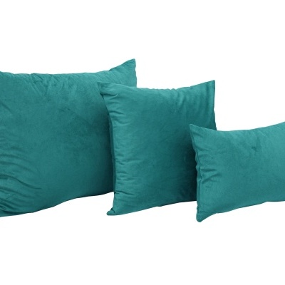 Três almofadas verdes de vários tamanhos numa disposição simples