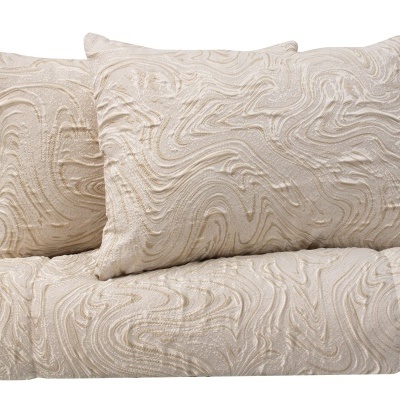 Conjunto de almofadas e manta bege claro com padrão texturizado ondulado