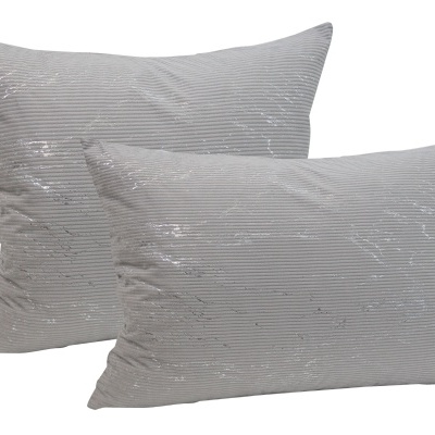 Duas almofadas cinza claro listradas, retangulares, sobre fundo branco