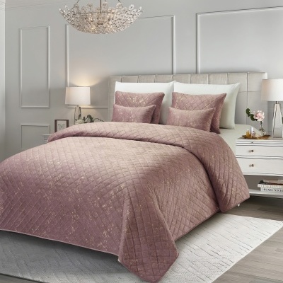 Jogo de cama rosa matelassê em cama moderna com decoração neutra