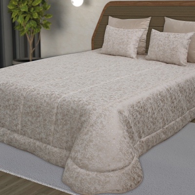 Colcha e almofadas bege em cama com cabeceira de madeira e rattan num quarto com planta e tapete cinza