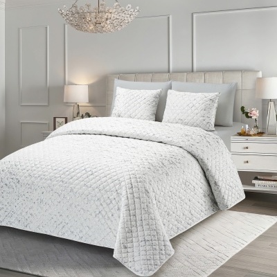Conjunto de cama branco com padrão acolchoado em quarto moderno
