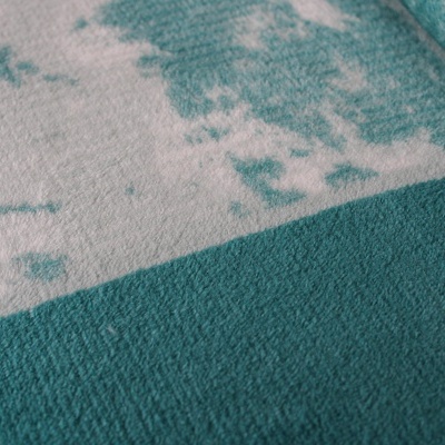 tecido azul turquesa e branco com textura felpuda