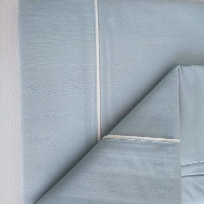 Lençol azul claro com detalhe branco