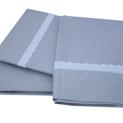 Conjunto de lençóis cinzentos com renda branca decorativa