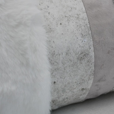Almofada decorativa com franjas brancas e faixas de materiais variados cinza e bege
