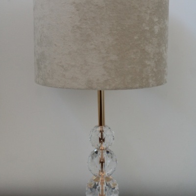 Candeeiro de mesa com base dourada e esferas de vidro cristal com abajur cinza claro