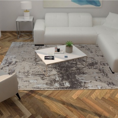 Sala de estar com sofá branco, poltrona bege, mesa de centro branca e tapete cinza abstrato