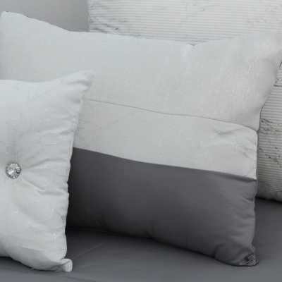 Conjunto de almofadas decorativas em branco e cinza com texturas variadas