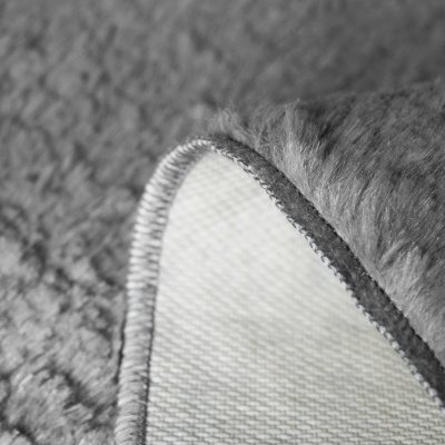 Tapete cinzento texturado com verso branco