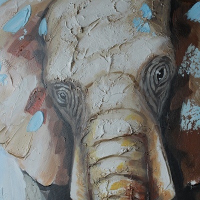 Pintura de elefante com texturas em branco, castanho e azul claro