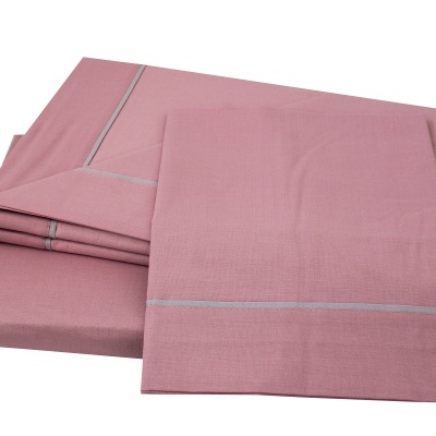 Conjunto de roupa de cama cor de rosa com linhas cinza claras