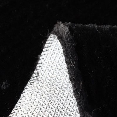 Tecido preto felpudo com verso antiderrapante branco