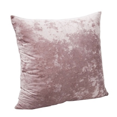 Travesseiro quadrado rosa claro de veludo com textura aveludada.